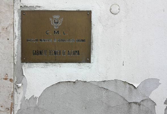 Gabinete Técnico de Alfama, depois Gabinete Local de Alfama e Colina do Castelo, depois Unidade de Projecto de Alfama. Depois da década áurea de 90, onde constituiu uma ponte efectiva entre a CML e a população, o Gabinte viveu dias de apagamento após a viragem centralizadora da presidência Santana Lopes. Actualmente, regista-se um aumento nas suas atribuições.