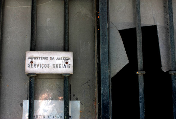 Serviços Sociais do Ministério da Justiça e vidros partidos: deveriam rimar?