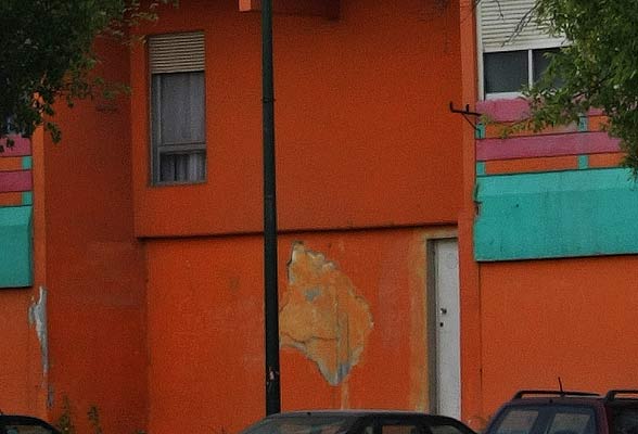 Chelas, edifício camarário: apesar das cores feéricas empregues em obras de conservação relativamente recentes, os habitantes continuam a não se rever no que também é seu. A contínua degradação dos edifícios também não ajuda.