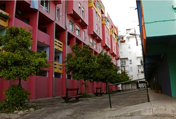 Chelas: quando o Estado pretende usar a pretensão do decorativismo feérico como disfarce da má qualidade arquitectónica, dos materiais e do espaço público