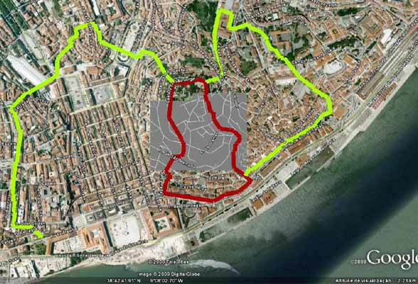 As antigas cercas da cidade, seguindo o traçado aproximativo de Vieira da Silva: a vermelho a (dita) Cerca Moura; a amarelo a Cerca Fernandina.