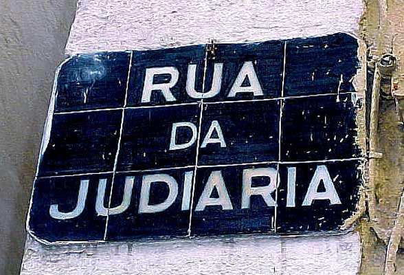 Rua da Judiaria, em Alfama, no local extra-muros onde se situava uma das três judiarias medievais