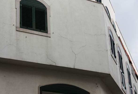 Vizinha das intervenções anteriores, este loteamento ocupa uma rua inteira. Arquitectura a l'argarvia, de arquinhos e sem balões, a reprodução na cidade de tiques e truques suburbanos. Misericordiossamente fechada, abandonada.