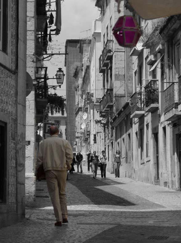 Rua do Bairro Alto: a derrocada das fachadas, por parcial que seja, tornará difícil a sobrevivência dos passantes. As ruas, não é possível alargá-las; já os edifícios poderão ser reforçados.