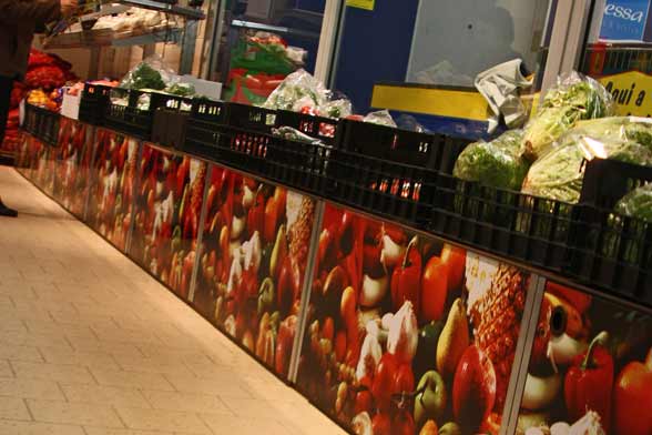 As frutas e legumes a preços mais baixos e com um apelo visual que as bancas tradicionais não têm
