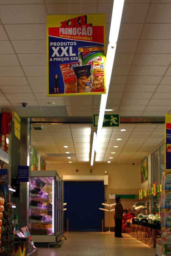 Lidl, hoje às 15:45. A zona dos frescos aberta ao público. Na loja, uns 20 clientes
